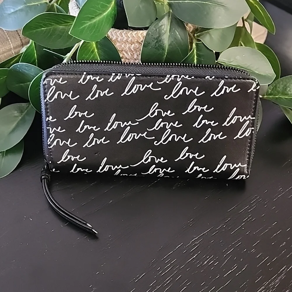 VICTORIA'S SECRET Love Kisses Zip Around Long Wallet Wristlet Lips Vegan Leather - Picture 6 of 13